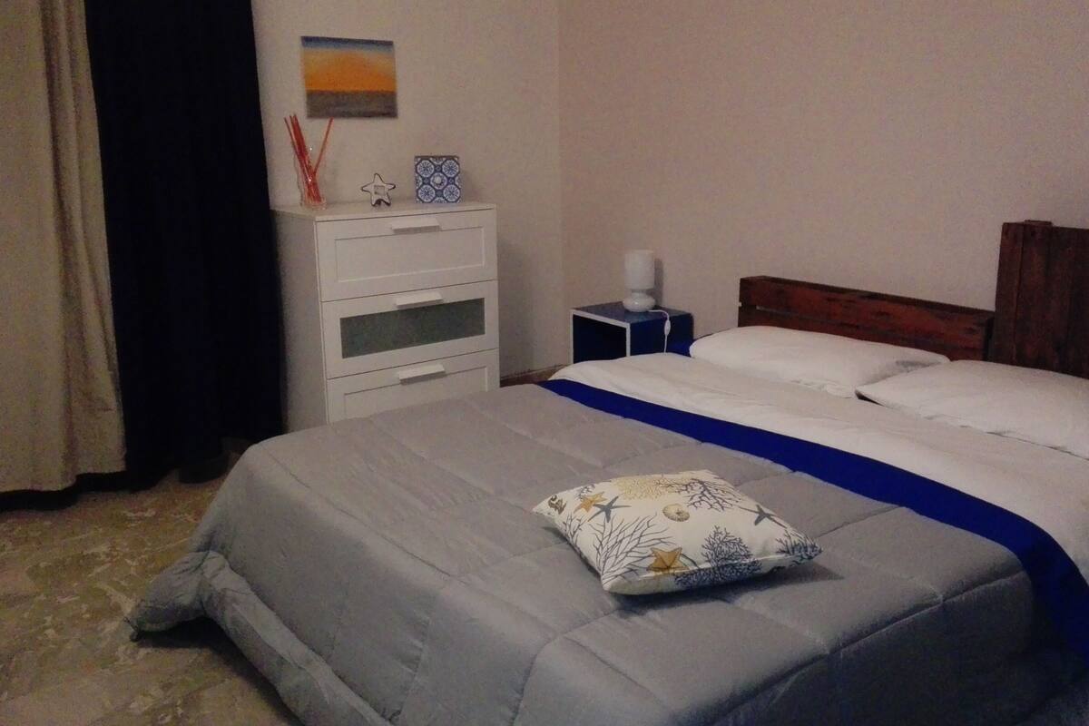Decoración personalizada, muebles diferentes y cortinas blackout