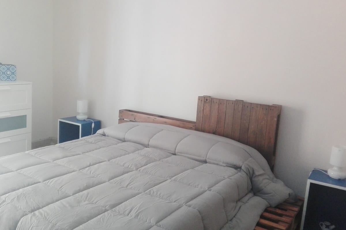 Decoración personalizada, muebles diferentes y cortinas blackout