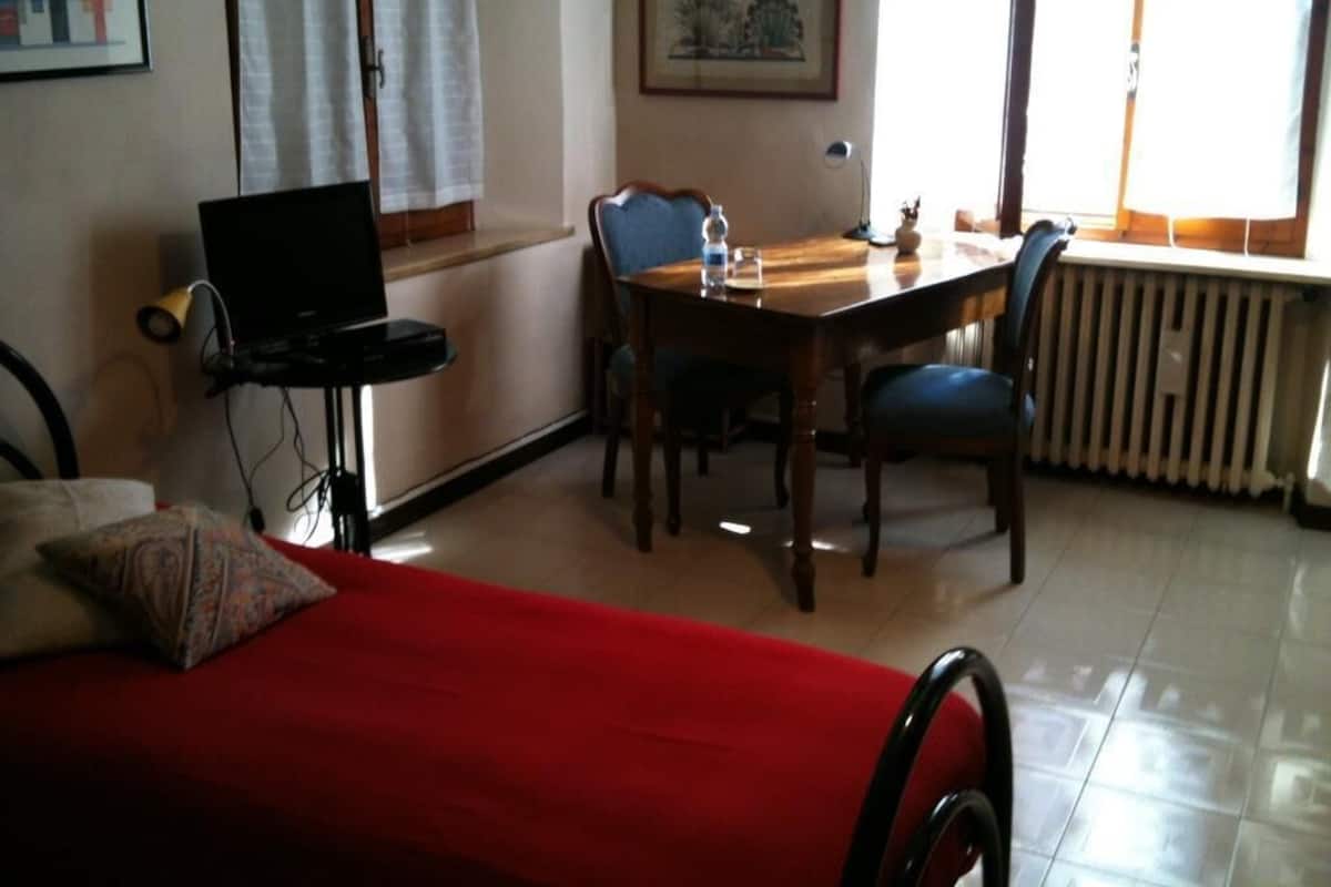 Quarto solteiro standard, banheiro compartilhado | Escrivaninha, quartos à prova de som, Wi-Fi de cortesia, roupa de cama