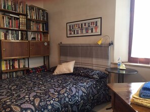 Quarto solteiro standard, banheiro compartilhado | Escrivaninha, quartos à prova de som, Wi-Fi de cortesia, roupa de cama