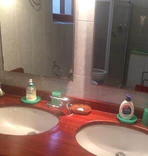 Chuveiro, secador de cabelo, roupões de banho, bidê