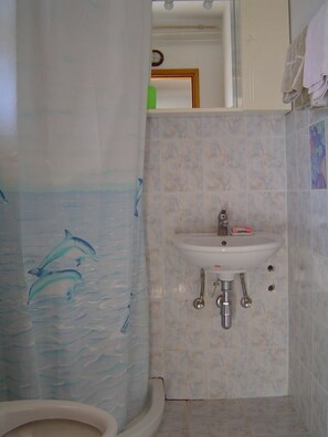 Studio | Bathroom | Shower, bidet, towels - Cozy apartment Ernesto (Rovinj)