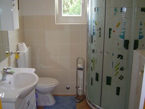 Apartment | Bathroom | Shower, bidet, towels - Cozy apartment Ernesto (Rovinj)