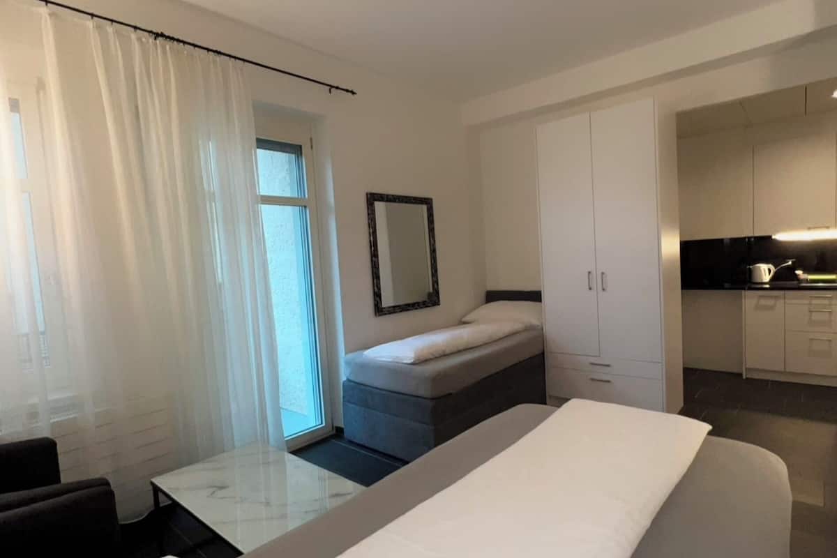 1 habitación, escritorio, tabla de planchar con plancha y wifi gratis