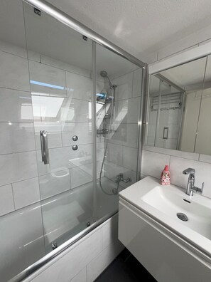 Deluxe Apartment | Bathroom | Hydromassage showerhead, hair dryer, towels, shampoo - Seefeld Residenz GmbH (Zürich)
