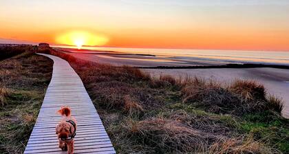 Vale View Cottages-The Coach House. Log Burner, Garden, Near beach & town, Pets