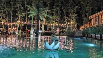 Piscine extérieure (ouverte en saison), parasols de plage