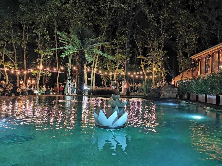 Außenpool (je nach Saison geöffnet), Sonnenschirme, Liegestühle