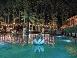 Seasonal outdoor pool, pool umbrellas, sun loungers