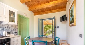 Villa, 2 Schlafzimmer | Essbereich im Zimmer