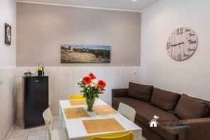 Apartment, 2 Schlafzimmer | Wohnbereich | 32-Zoll-Flachbildfernseher mit Digitalempfang, Fernseher