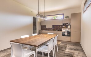 Apartment, 2 Schlafzimmer | Eigene Kochnische | Großer Kühlschrank, Ofen, Herdplatte, Geschirrspüler