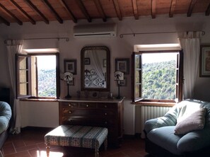 5 bedrooms, cribs/infant beds, bed sheets