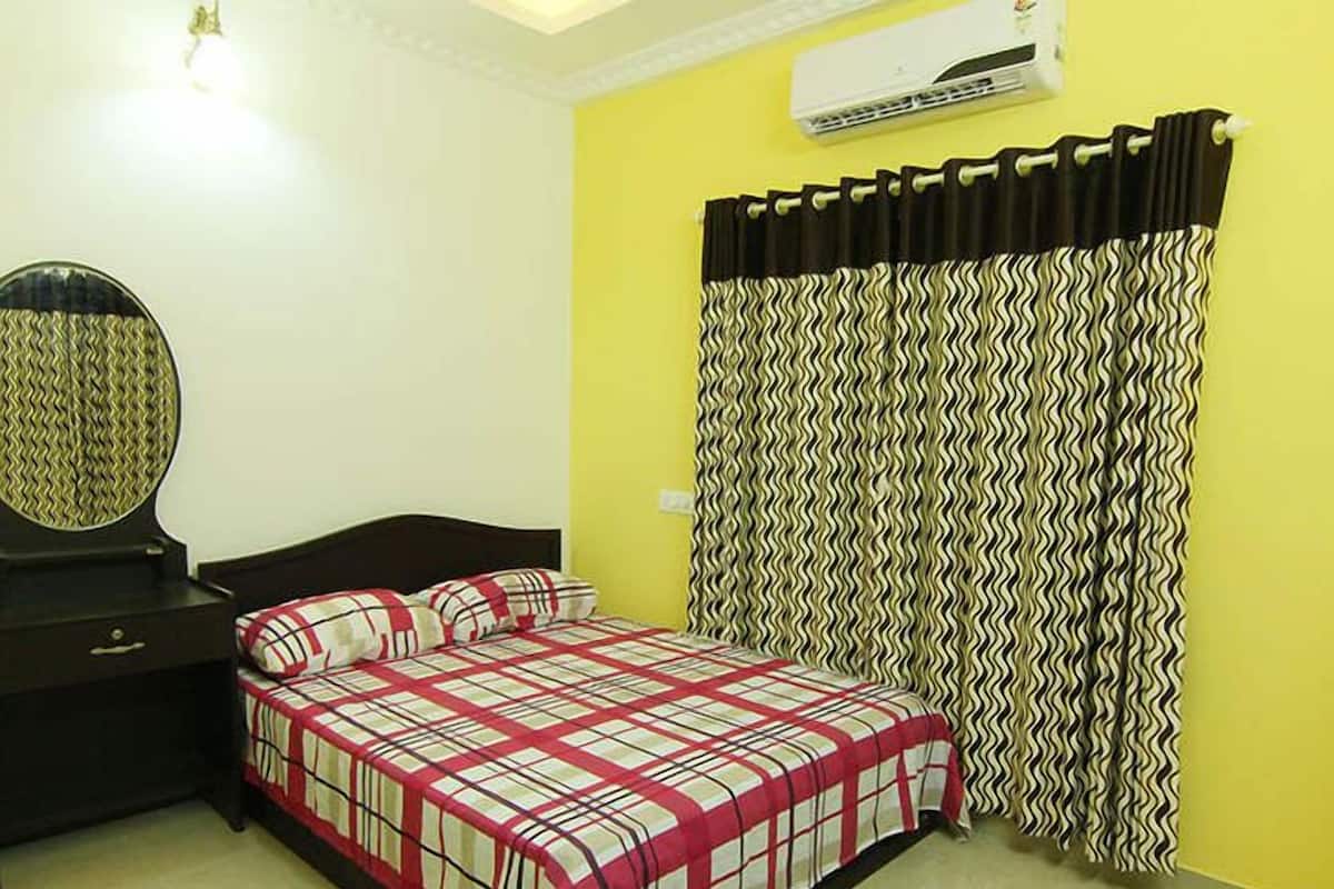 Premium bedding, in-room safe, blackout curtains