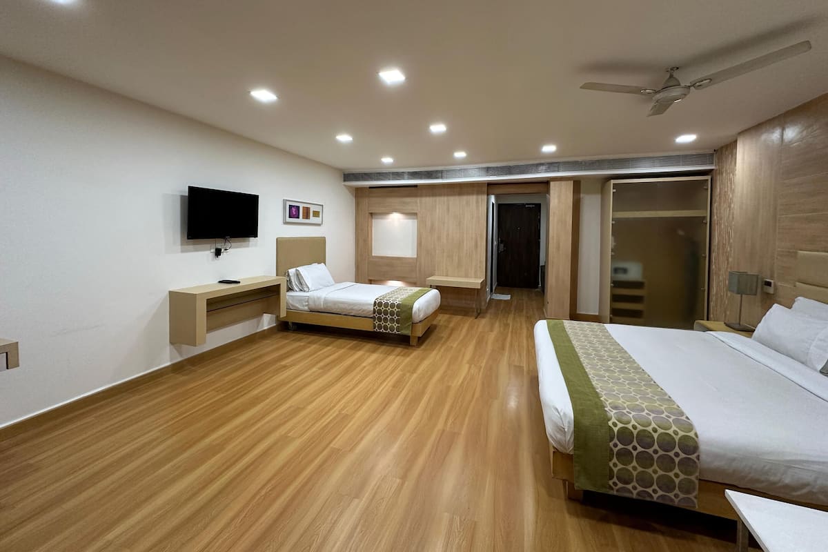 Suite Room | Caja de seguridad en la habitación, muebles diferentes y escritorio