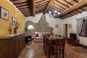 Apartment, 2 Schlafzimmer, Poolzugang, Bergblick | Essbereich im Zimmer