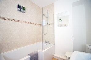 City House | Bathroom | Combined shower/bathtub, free toiletries, hair dryer, towels - STOP HERE Swansea City Center (Swansea)