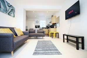 City House | Living room | Smart TV - STOP HERE Swansea City Center (Swansea)