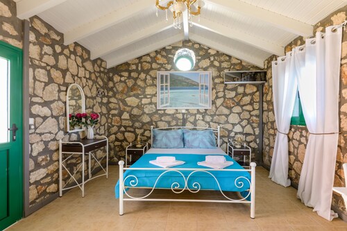 Sofias mökki ,. Se on upouusi kivirakennus, joka sijaitsee Argostolin esikaupunkialueella Razata ja tarjoaa yksityisen, modernin ja mukavan paikan lomallesi. Sofian mökki tarjoaa majoitusta ilmaisella langattomalla internetyhteydellä, ilmastoinnilla ja...