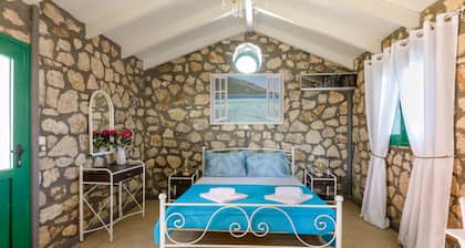 Sofias mökki ,. Se on upouusi kivirakennus, joka sijaitsee Argostolin esikaupunkialueella Razata ja tarjoaa yksityisen, modernin ja mukavan paikan lomallesi. Sofian mökki tarjoaa majoitusta ilmaisella langattomalla internetyhteydellä, ilmastoinnilla ja...