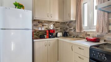 Horno, cafetera y tetera, tetera eléctrica y tostadora