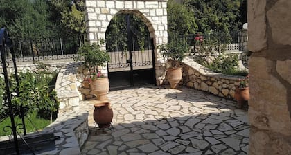 Sofias Häuschen. Es ist ein brandneues Steingebäude. Es befindet sich im Vorort Argostoli von Razata und bietet einen privaten, modernen und komfortablen Ort für Ihren Urlaub. Das Sofia's Cottage bietet Unterkünfte mit kostenfreiem WLAN, Klimaanlage un...