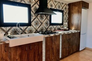Réfrigérateur, micro-ondes, plaque de cuisson, cafetiÚre/bouilloire