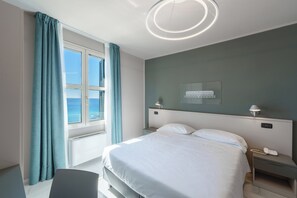 Superior dubbelrum - havsutsikt | Skrivbord och sängkläder