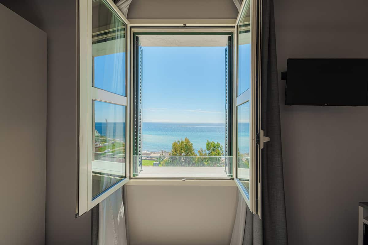 Doppia Deluxe, vista mare, Main Building | Desk, bed sheets