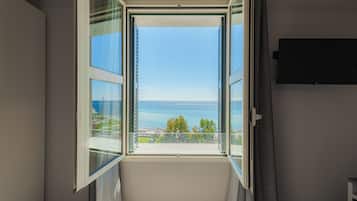 Quarto casal luxo, vista para o mar | Escrivaninha, roupa de cama