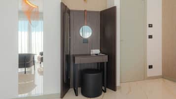 Une chambre moderne équipée d’un bureau, d’une poubelle et d’une porte.