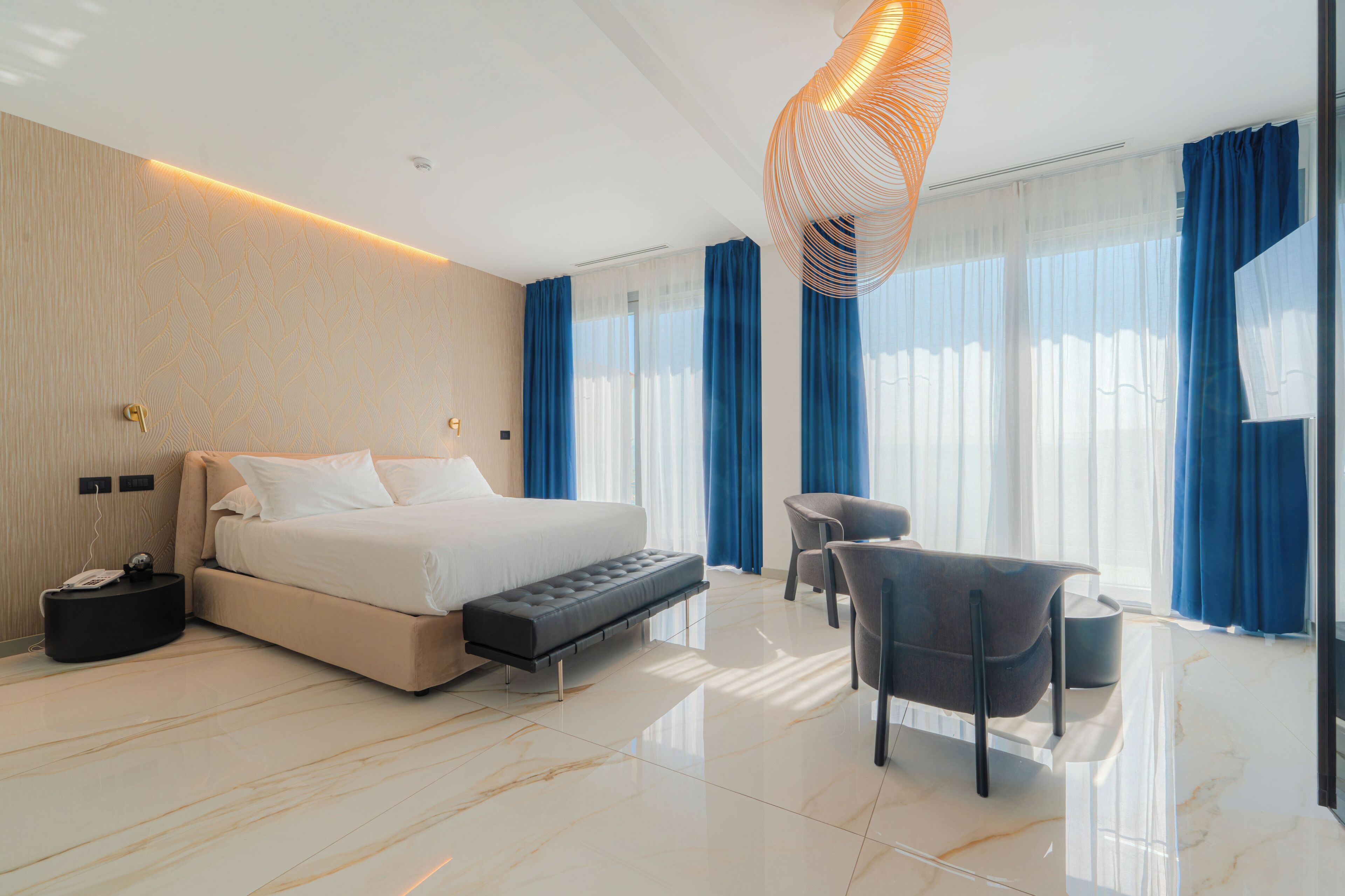 Luxury Studio Suite | Desk, bed sheets