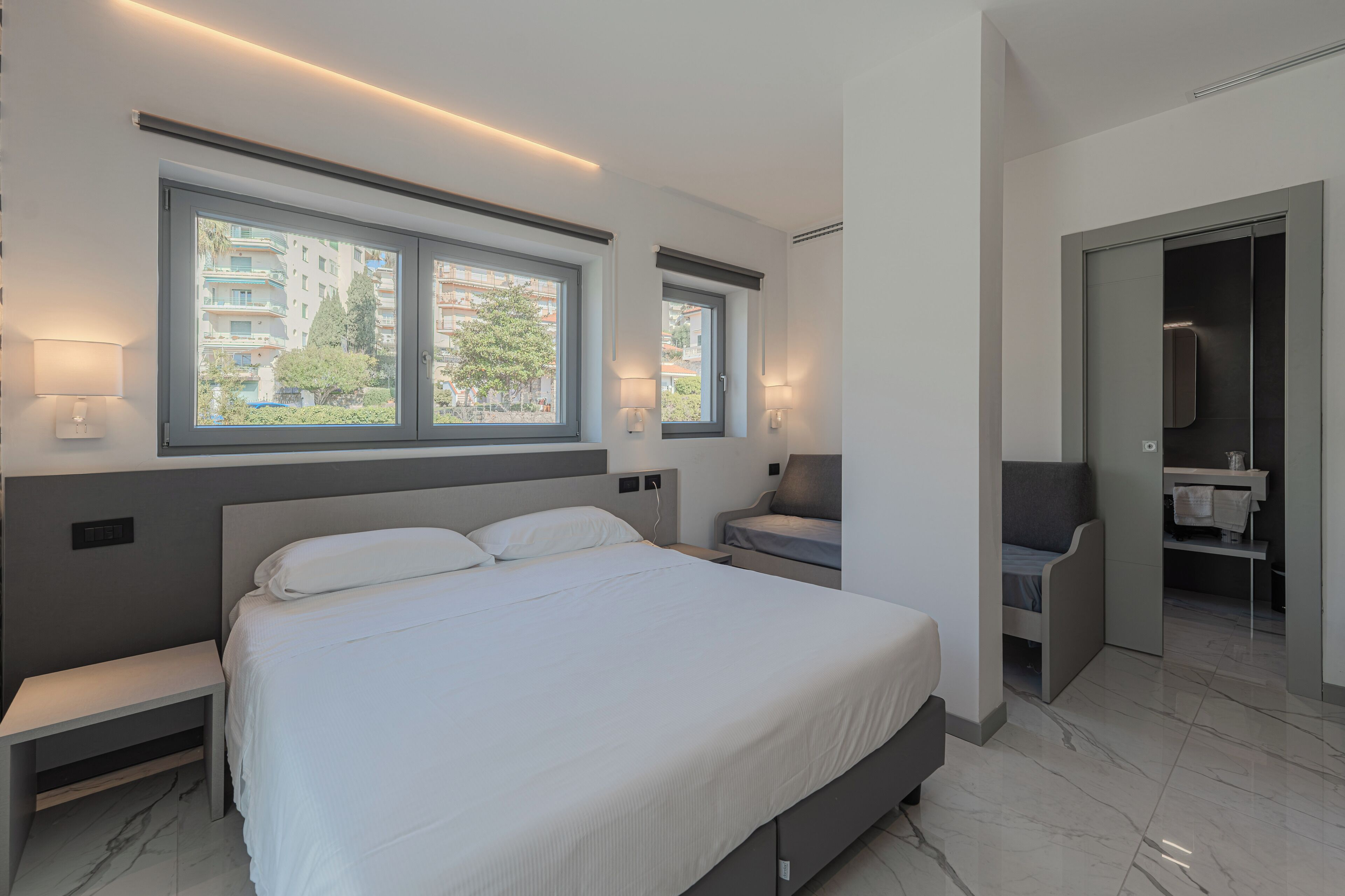 Standard Triple Room | Desk, bed sheets