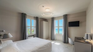 Doppia Deluxe, vista mare, Main Building | Meja, cadar katil 