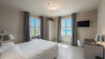Quarto casal luxo, vista para o mar | Escrivaninha, roupa de cama