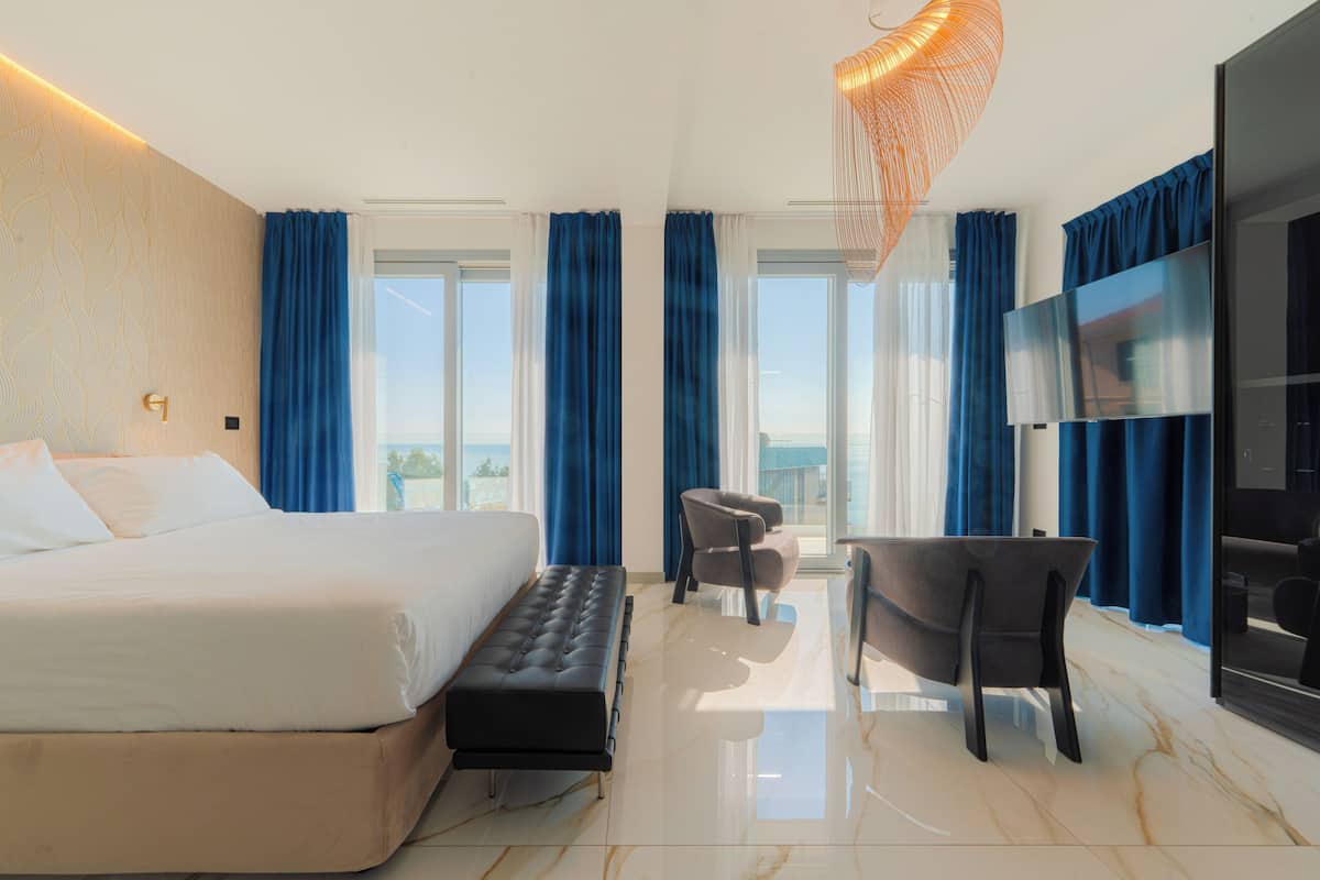 Luxury Studio Suite | Desk, bed sheets