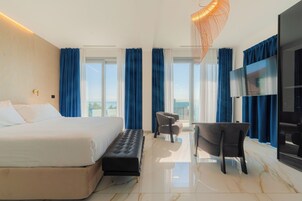 奢华开间套房 | 办公桌、床单