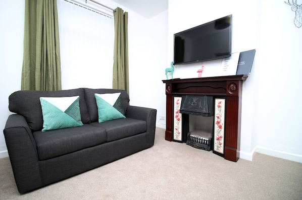 Classic House | Living room | 40-inch Smart TV with digital channels, TV
