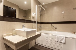 Comfort-Studio | Badezimmer | Kostenlose Toilettenartikel, Haartrockner, Hausschuhe, Handtücher