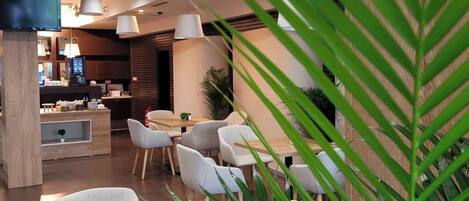 Tägliches Frühstücksbuffet (9.2 EUR pro Person)