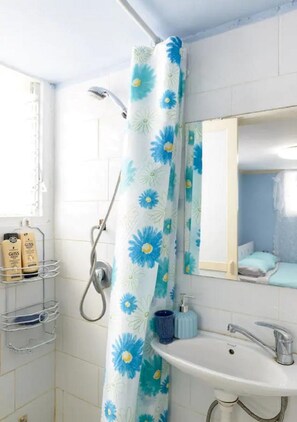 Comfort-Studiosuite | Badezimmer | Dusche, Haartrockner, Handtücher, Seife