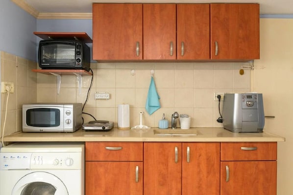 Studio Suite Comfort | Dapur kecil pribadi | Lemari es, microwave, kompor, dan oven pemanggang