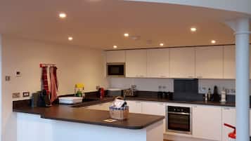 Exclusive-Apartment, 2 Schlafzimmer | Eigene Küche | Kühlschrank, Mikrowelle, Ofen, Herdplatte