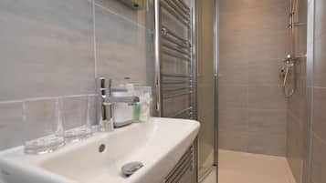 Exclusive Apartment, 2 Bedrooms | Bathroom | Shower, free toiletries, hair dryer, towels