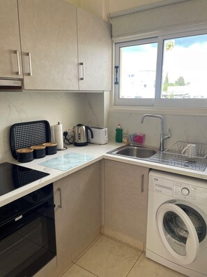 Wasserkocher mit Kaffee-/Teezubehör, Kühlschrank, Mikrowelle, Ofen