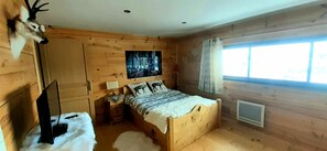 4 bedrooms, iron/ironing board