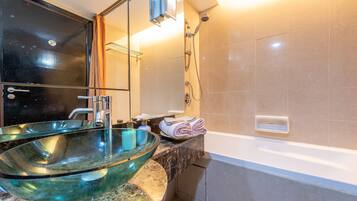 Family Studio Suite (22-106) | Bathroom