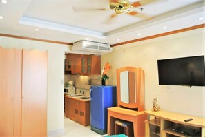 Apartment | Private kitchen | Fridge, microwave, stovetop, electric kettle - Sea View, Floor 13, Jomtien (Pattaya)