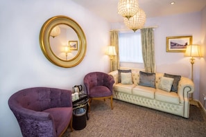 Desk, laptop workspace, iron/ironing board, free WiFi - Henley Hotel (Henley-in-Arden)