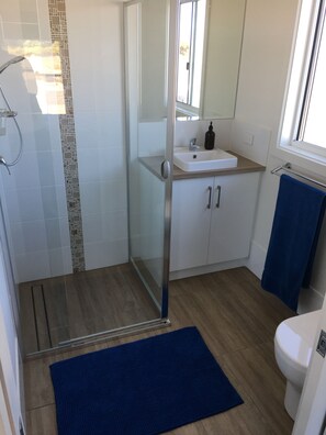 Bathtub, towels, soap, toilet paper - On the doorstep of the scenic Innes National Park (Marion Bay)